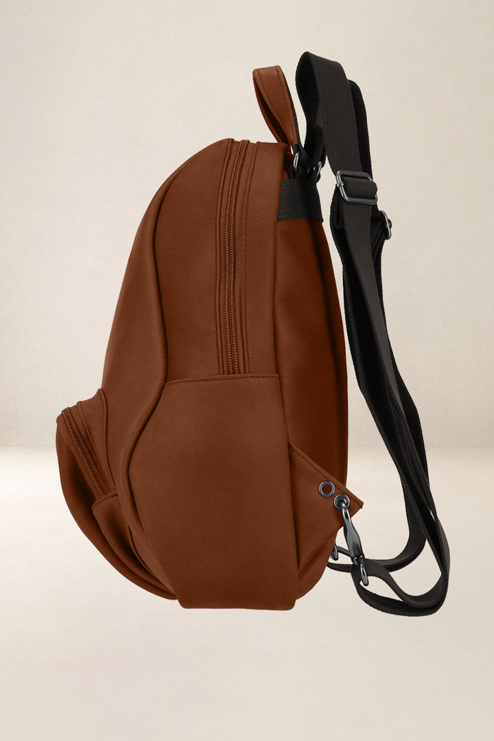 Sac à dos en cuir pleine fleur EOLE coloris fauve, vue de profil n°3 – Ateliers Fourès