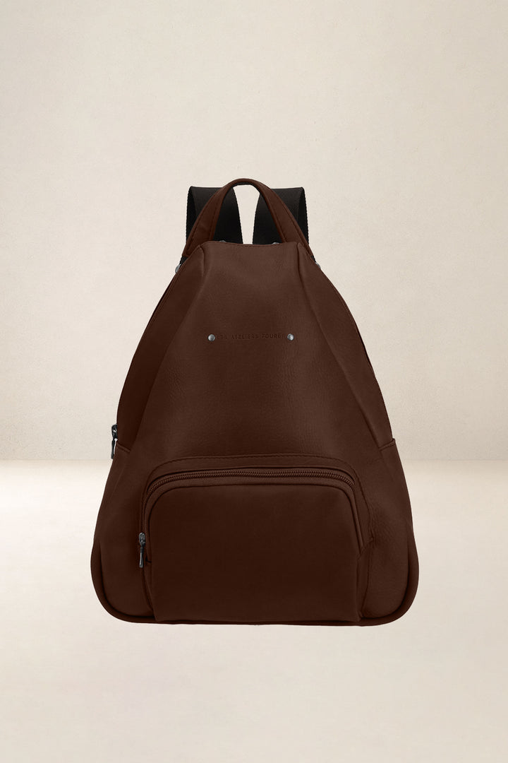 Sac à dos en cuir pleine fleur EOLE coloris cognac, vue d’ensemble – Ateliers Fourès