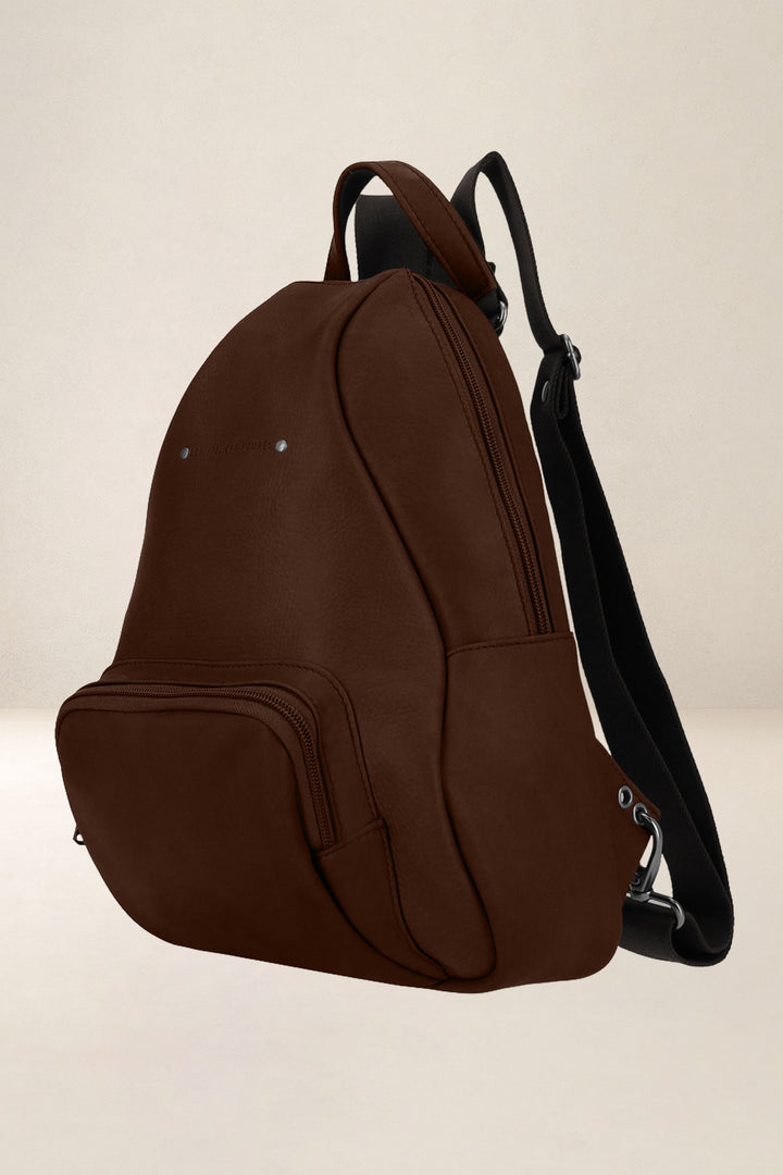 Sac à dos en cuir pleine fleur EOLE coloris cognac, vue de profil n°1 – Ateliers Fourès