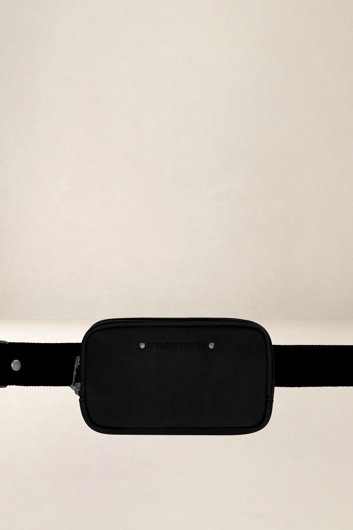 Porte-téléphone en cuir pleine fleur ICARE coloris noir, vue d’ensemble – Ateliers Fourès