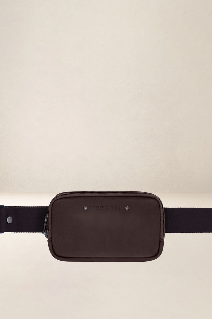 Porte-téléphone en cuir pleine fleur ICARE coloris mustang, vue d’ensemble – Ateliers Fourès