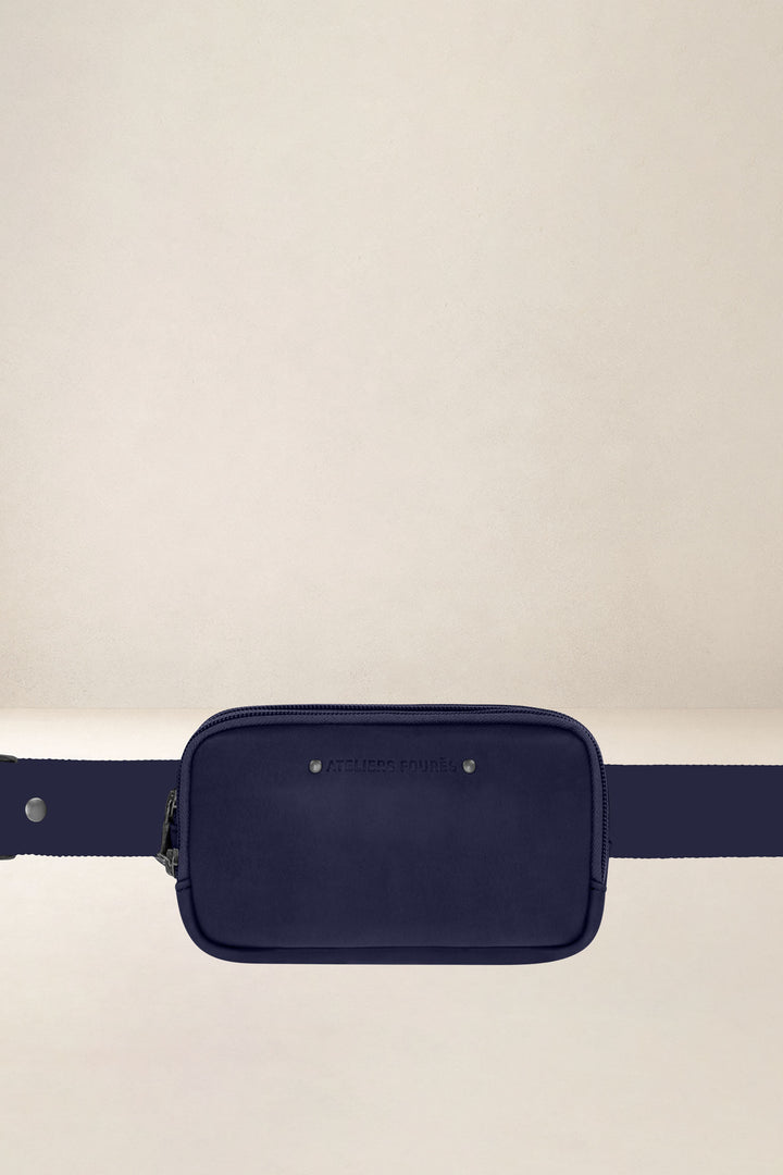 Porte-téléphone en cuir pleine fleur ICARE coloris marine, vue d’ensemble – Ateliers Fourès