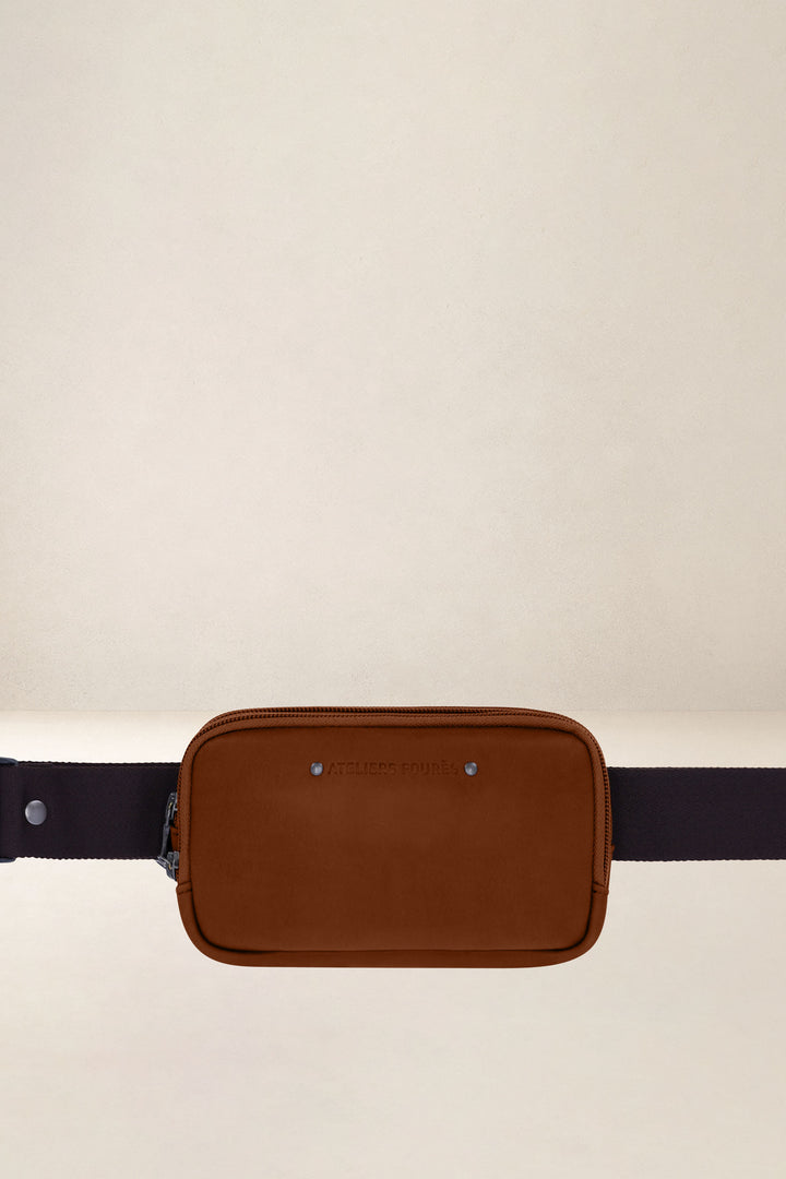Porte-téléphone en cuir pleine fleur ICARE coloris fauve, vue d’ensemble – Ateliers Fourès