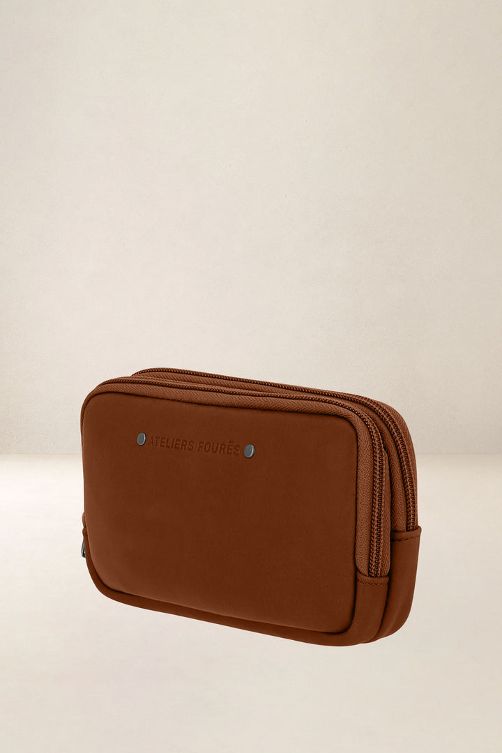 Porte-téléphone en cuir pleine fleur ICARE coloris fauve, vue de profil – Ateliers Fourès
