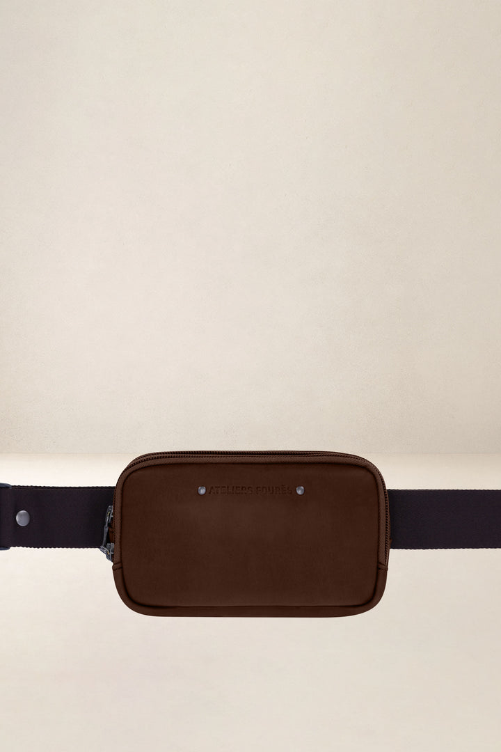 Porte-téléphone en cuir pleine fleur ICARE coloris cognac, vue d’ensemble – Ateliers Fourès