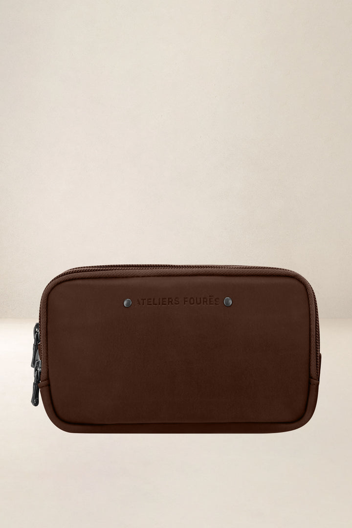 Porte-téléphone en cuir pleine fleur ICARE coloris cognac, vue de face n°2 – Ateliers Fourès