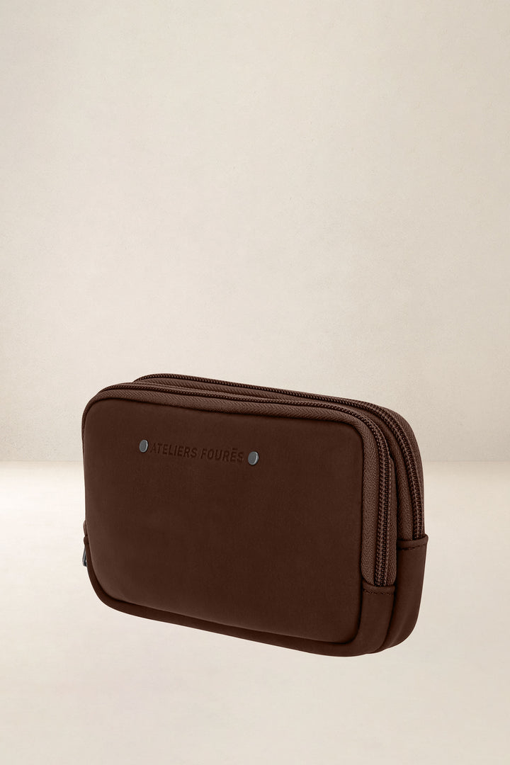 Porte-téléphone en cuir pleine fleur ICARE coloris cognac, vue de profil – Ateliers Fourès