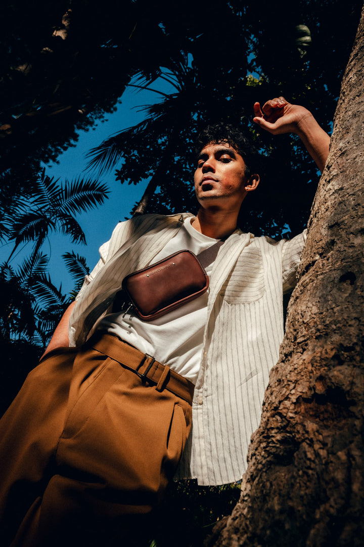 Porte-téléphone en cuir pleine fleur ICARE coloris cognac, porté à la ceinture n°3 – Ateliers Fourès