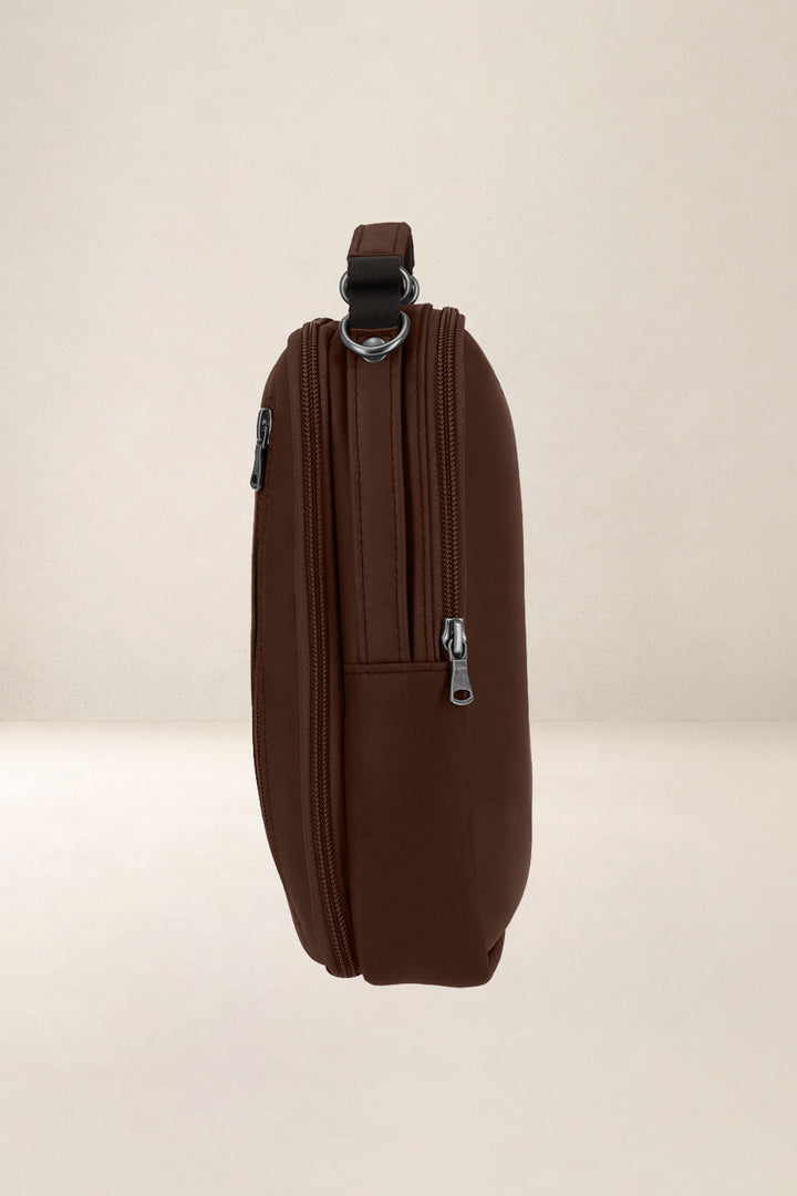 Sacoche en cuir pleine fleur THÉSÉE coloris cognac, vue de profil n°2 – Ateliers Fourès