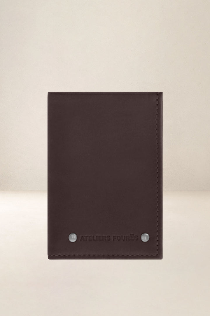 Portefeuille compact en cuir pleine fleur POLLUX coloris mustang, vue d’ensemble – Ateliers Fourès