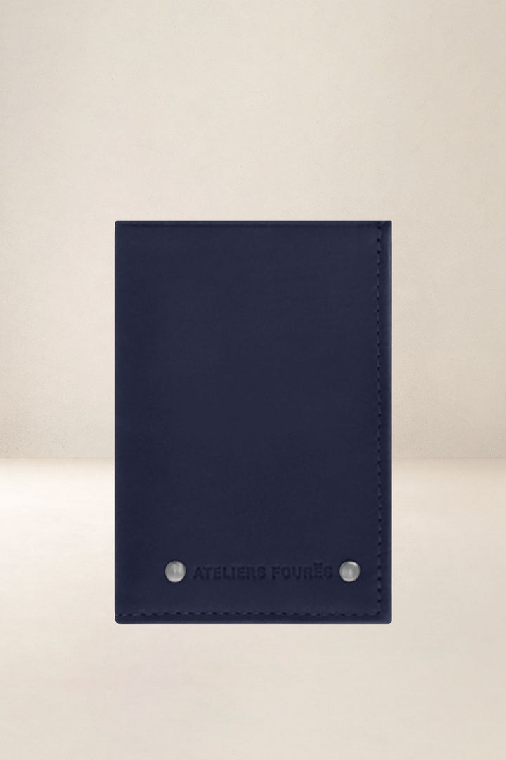 Portefeuille compact en cuir pleine fleur POLLUX coloris marine, vue d’ensemble – Ateliers Fourès