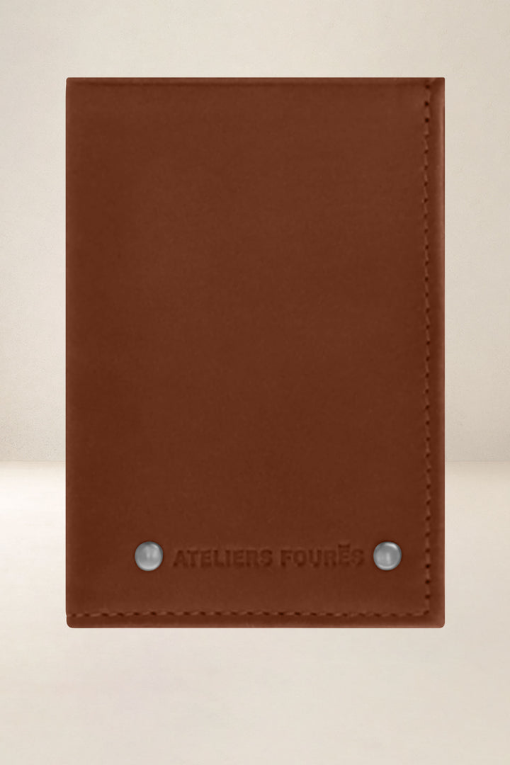 Portefeuille compact en cuir pleine fleur POLLUX coloris fauve, vue de face – Ateliers Fourès