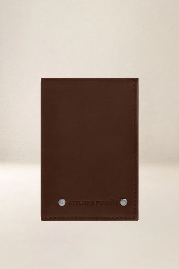 Portefeuille compact en cuir pleine fleur POLLUX coloris cognac, vue d’ensemble – Ateliers Fourès