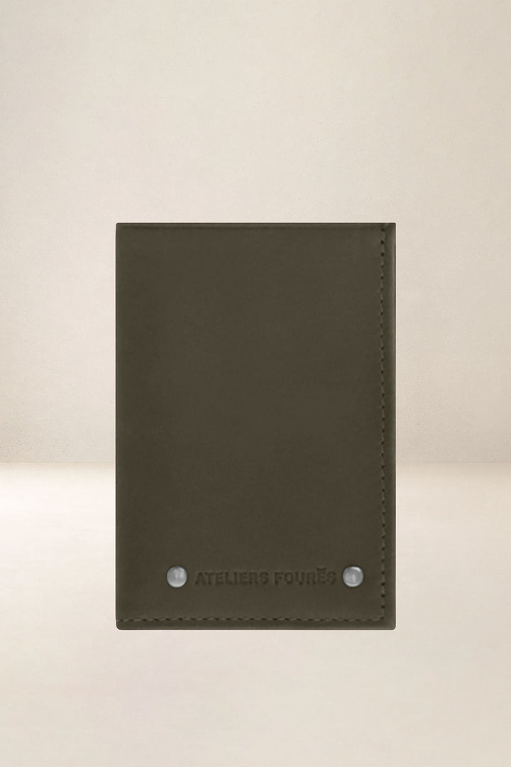 Portefeuille compact en cuir pleine fleur POLLUX coloris bronze, vue d’ensemble – Ateliers Fourès