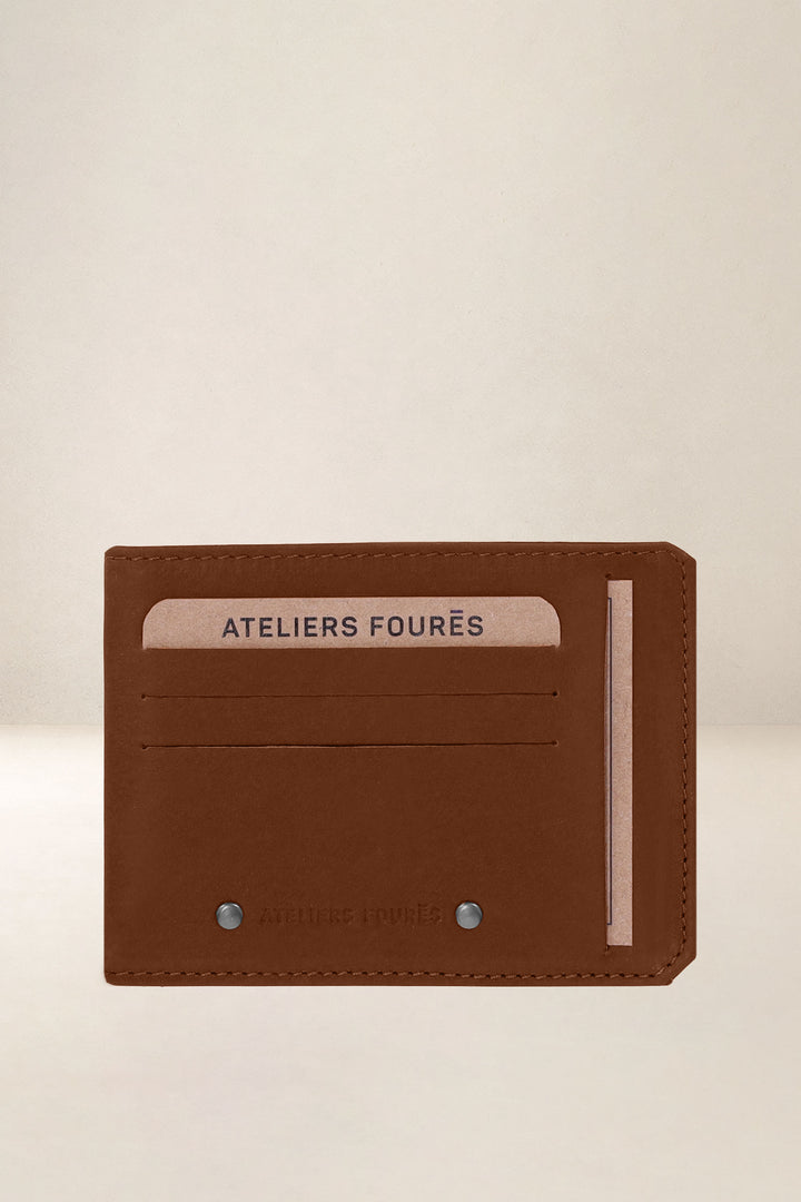 Porte-cartes en cuir pleine fleur CENTAURE coloris fauve, vue d’ensemble – Ateliers Fourès