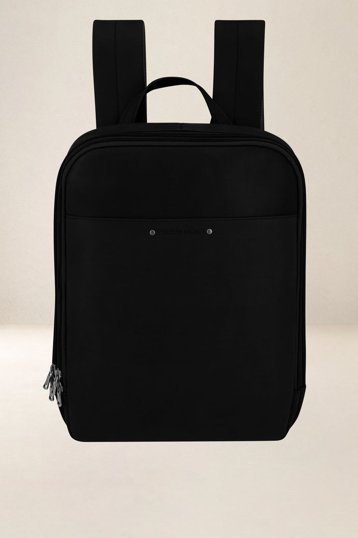 Sac à dos en cuir pleine fleur ARGONAUTE coloris noir, vue d’ensemble – Ateliers Fourès