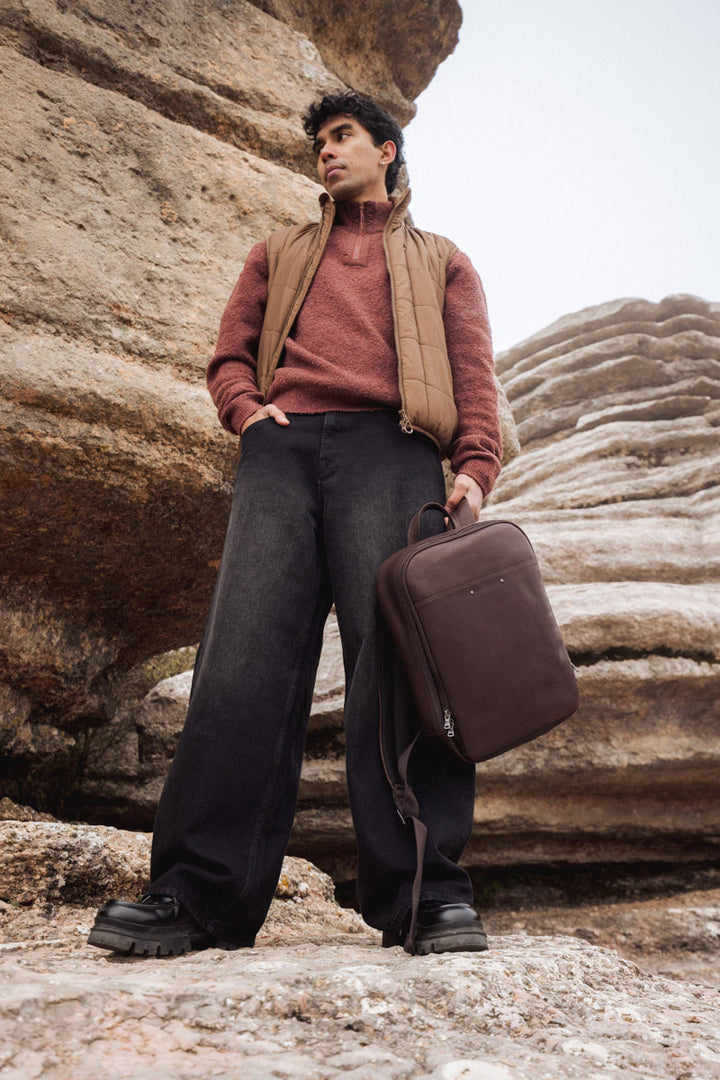 Sac à dos en cuir pleine fleur ARGONAUTE coloris mustang, porté n°2 – Ateliers Fourès