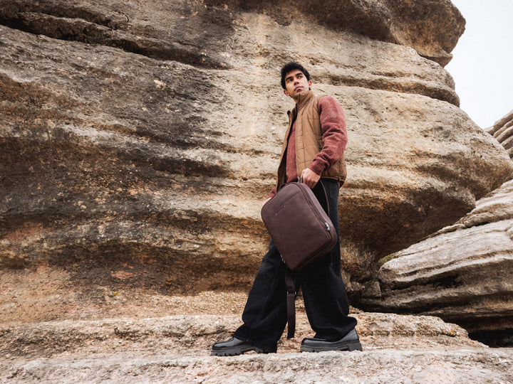 Sac à dos en cuir pleine fleur ARGONAUTE coloris mustang, porté n°1 – Ateliers Fourès