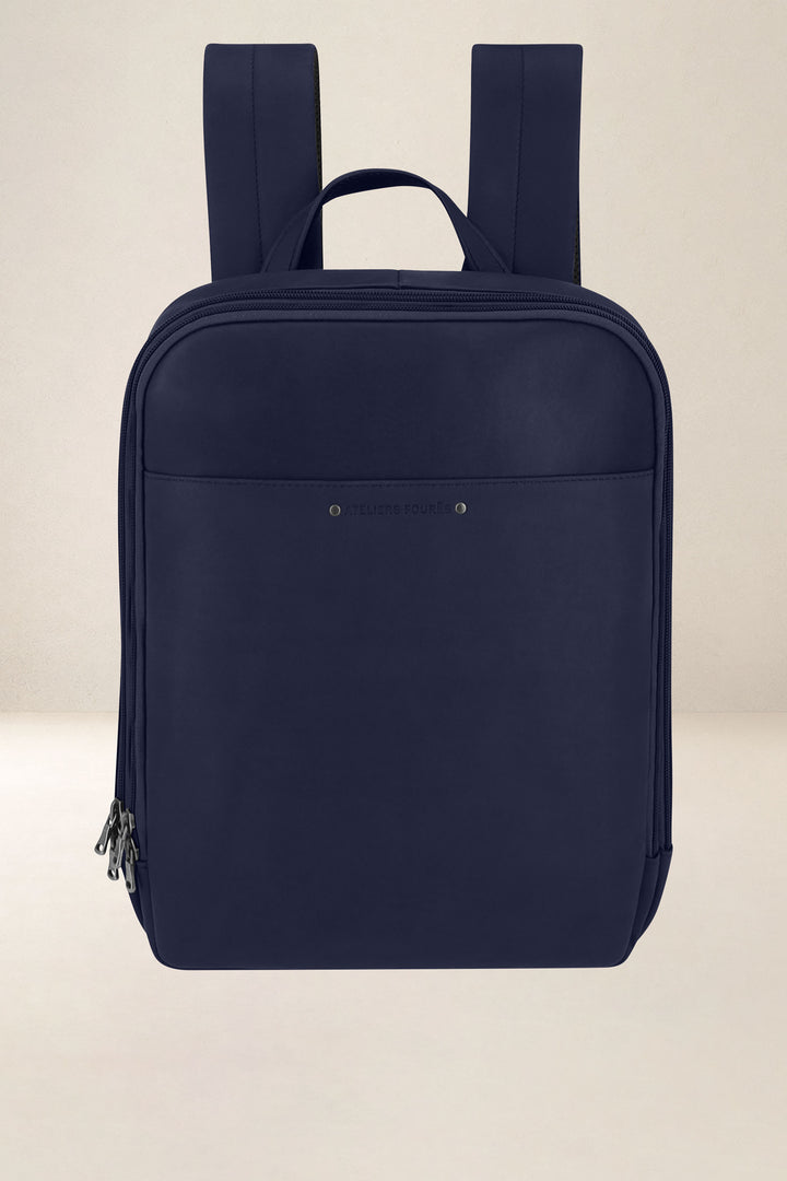 Sac à dos en cuir pleine fleur ARGONAUTE coloris marine, vue d’ensemble – Ateliers Fourès