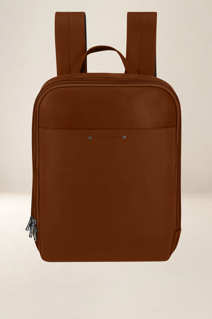 Sac à dos en cuir pleine fleur ARGONAUTE coloris fauve, vue d’ensemble – Ateliers Fourès