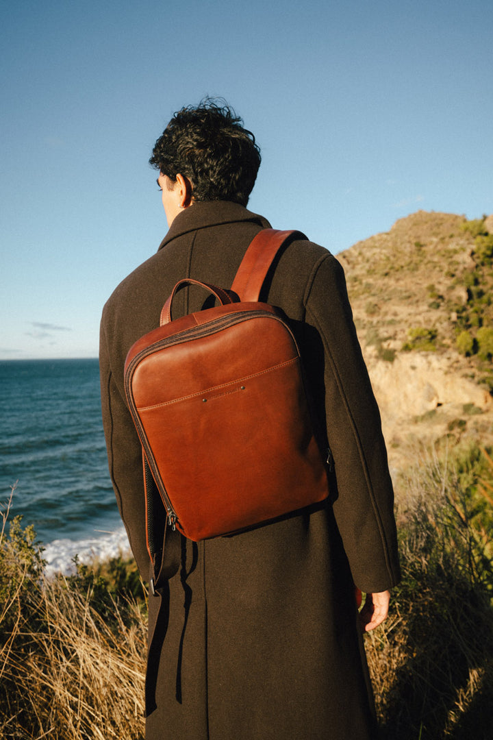 Sac à dos en cuir pleine fleur ARGONAUTE coloris cognac, porté n°1 – Ateliers Fourès