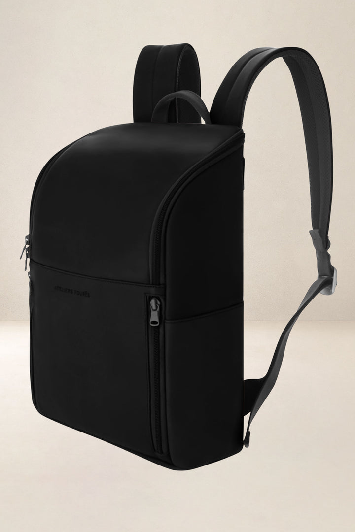 Sac à dos en cuir pleine fleur PARTHÉNON coloris noir, vue de profil n°1 – Ateliers Fourès