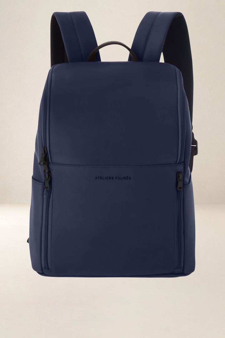 Sac à dos en cuir pleine fleur PARTHÉNON coloris marine, vue d’ensemble – Ateliers Fourès
