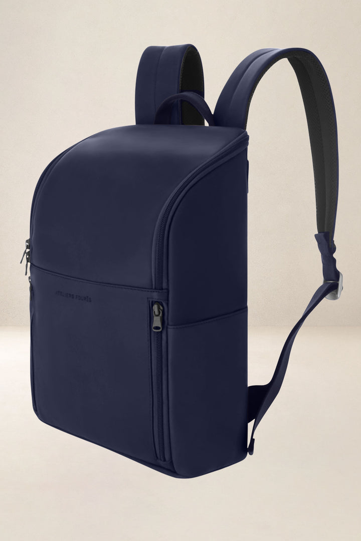 Sac à dos en cuir pleine fleur PARTHÉNON coloris marine, vue de profil n°1 – Ateliers Fourès