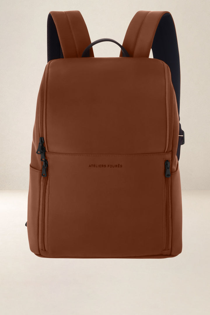 Sac à dos en cuir pleine fleur PARTHÉNON coloris fauve, vue d’ensemble – Ateliers Fourès