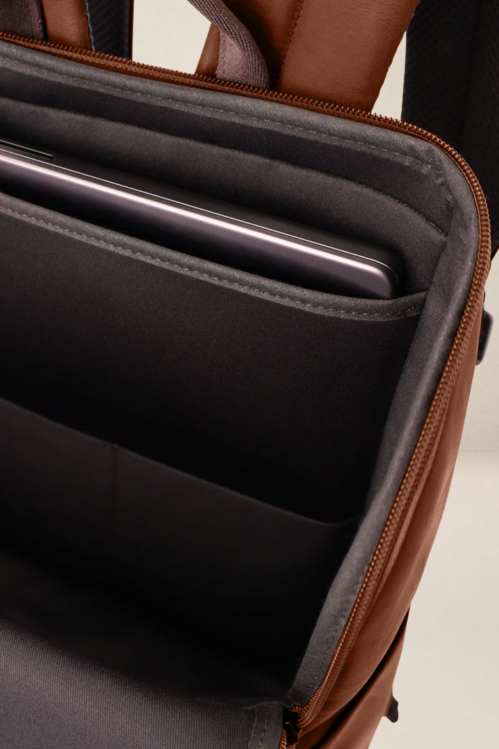 Sac à dos en cuir pleine fleur PARTHÉNON coloris fauve, vue de détail – Ateliers Fourès