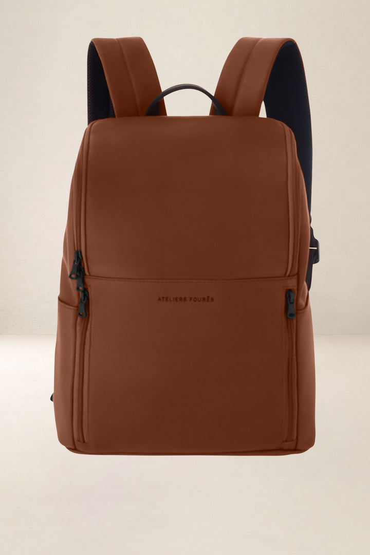 Sac à dos en cuir pleine fleur PARTHÉNON coloris fauve, vue de face – Ateliers Fourès
