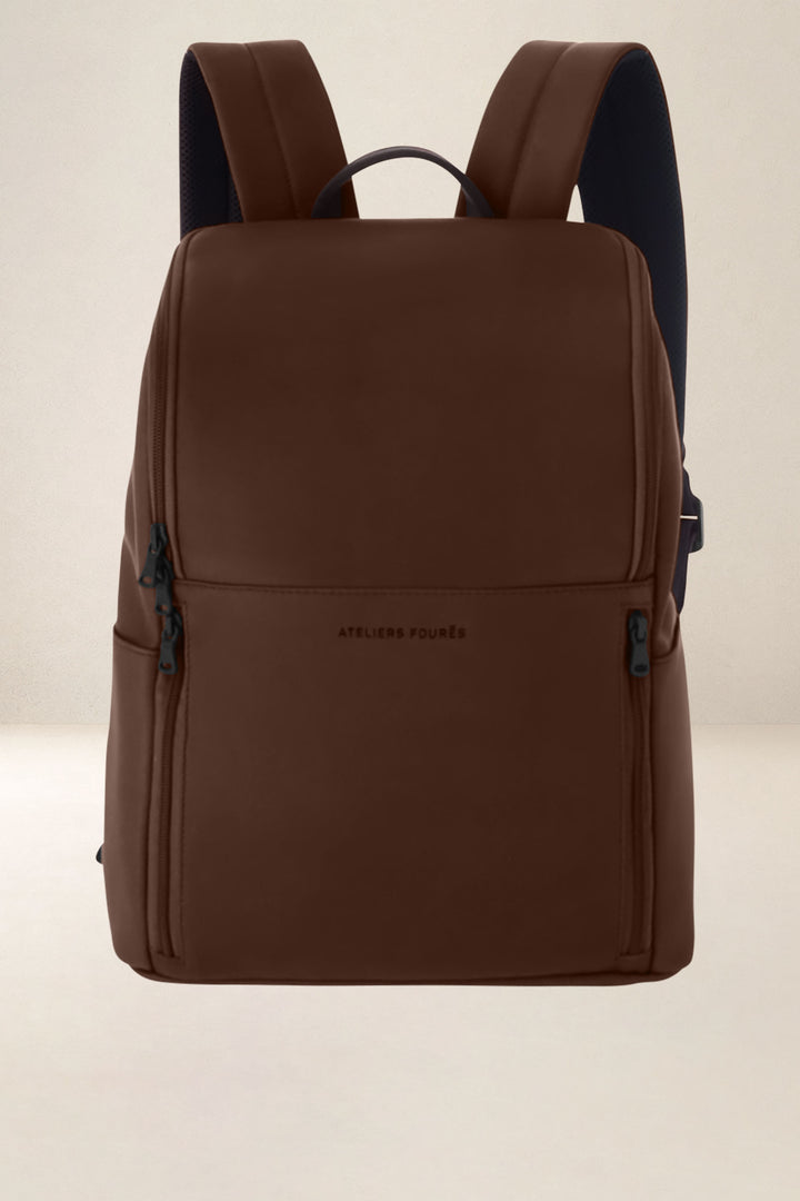 Sac à dos en cuir pleine fleur PARTHÉNON coloris cognac, vue d’ensemble – Ateliers Fourès