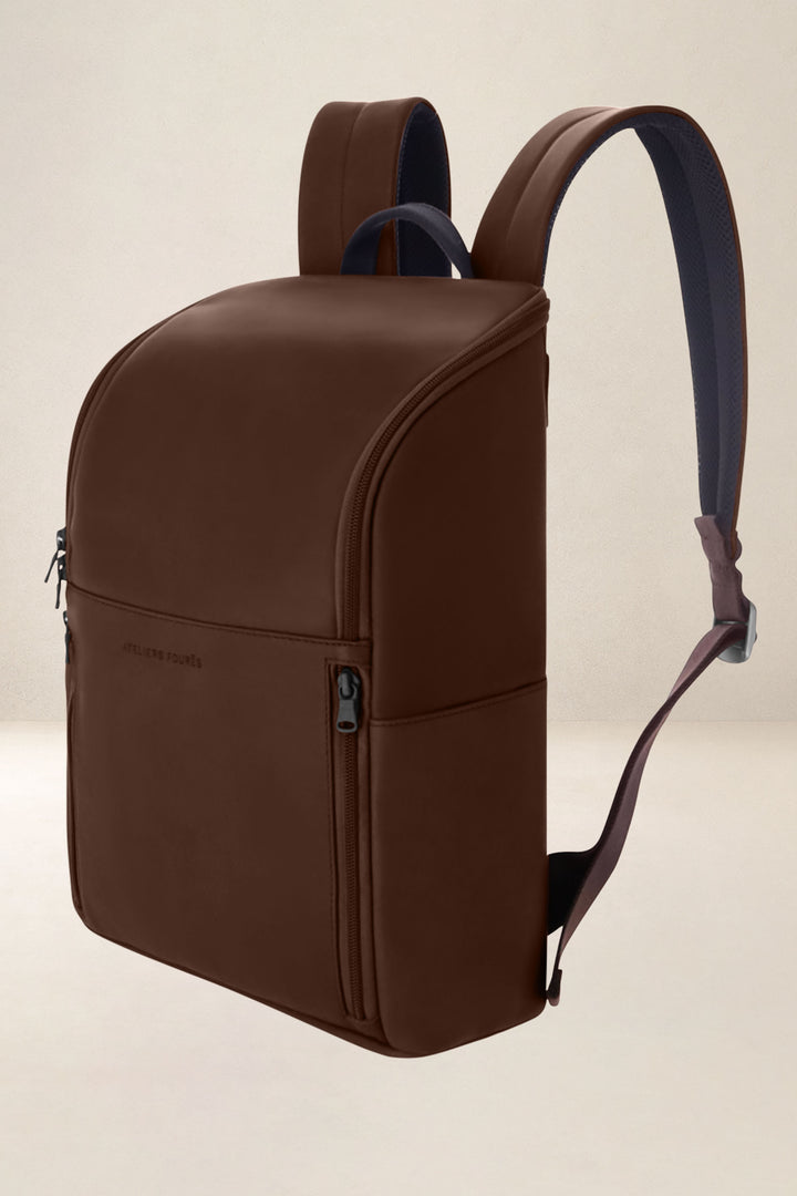 Sac à dos en cuir pleine fleur PARTHÉNON coloris cognac, vue de profil n°1 – Ateliers Fourès