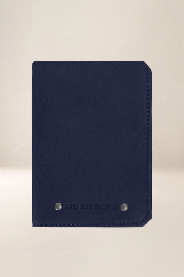 Portefeuille medium en cuir pleine fleur ACHILLE coloris marine, vue d’ensemble – Ateliers Fourès