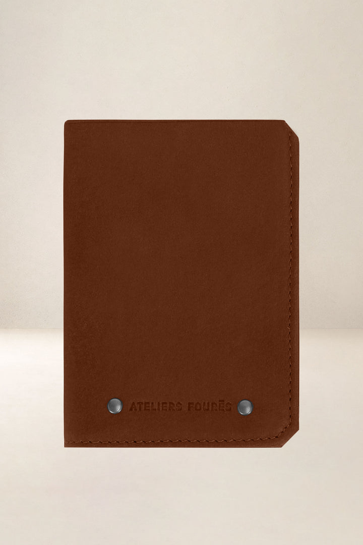 Portefeuille medium en cuir pleine fleur ACHILLE coloris fauve, vue d’ensemble – Ateliers Fourès