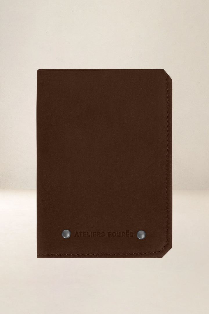 Portefeuille medium en cuir pleine fleur ACHILLE coloris cognac, vue d’ensemble – Ateliers Fourès