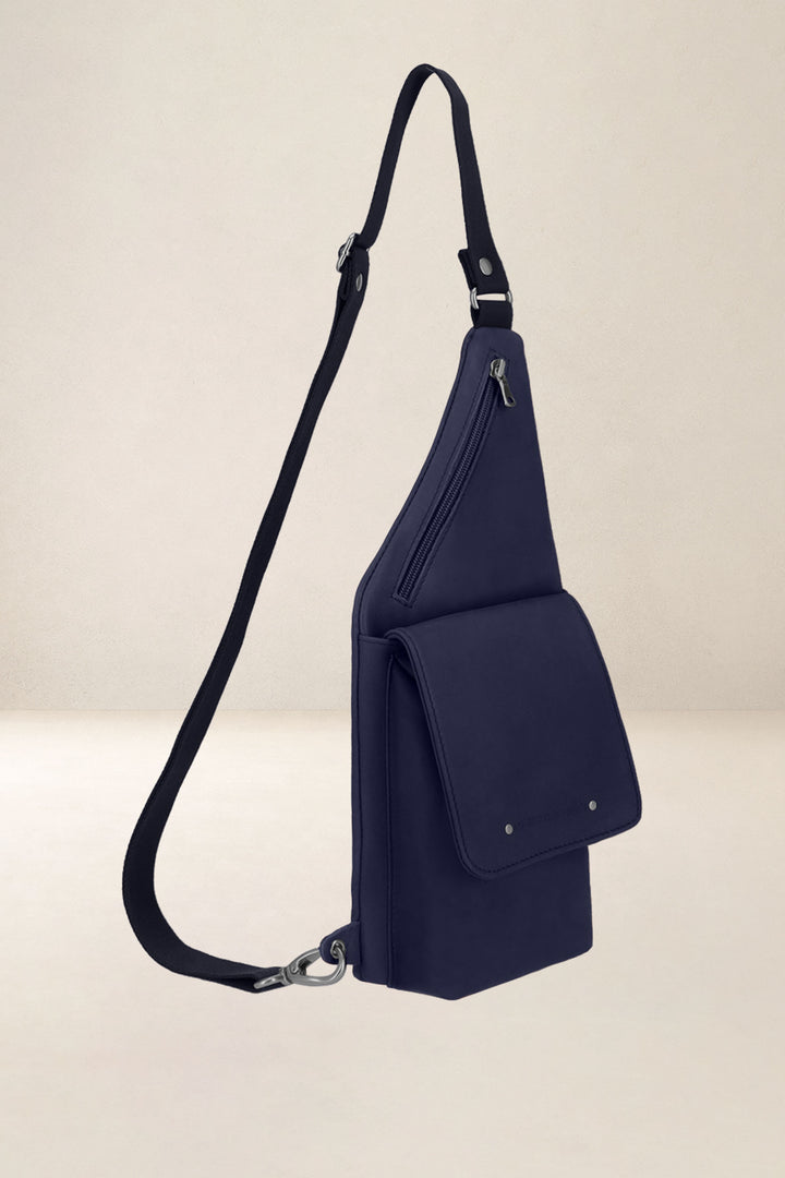 Holster en cuir pleine fleur DIONYSOS coloris marine, vue de profil n°1 – Ateliers Fourès