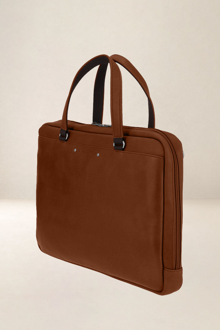Sac de travail en cuir pleine fleur ITHAQUE coloris fauve, vue de profil – Ateliers Fourès