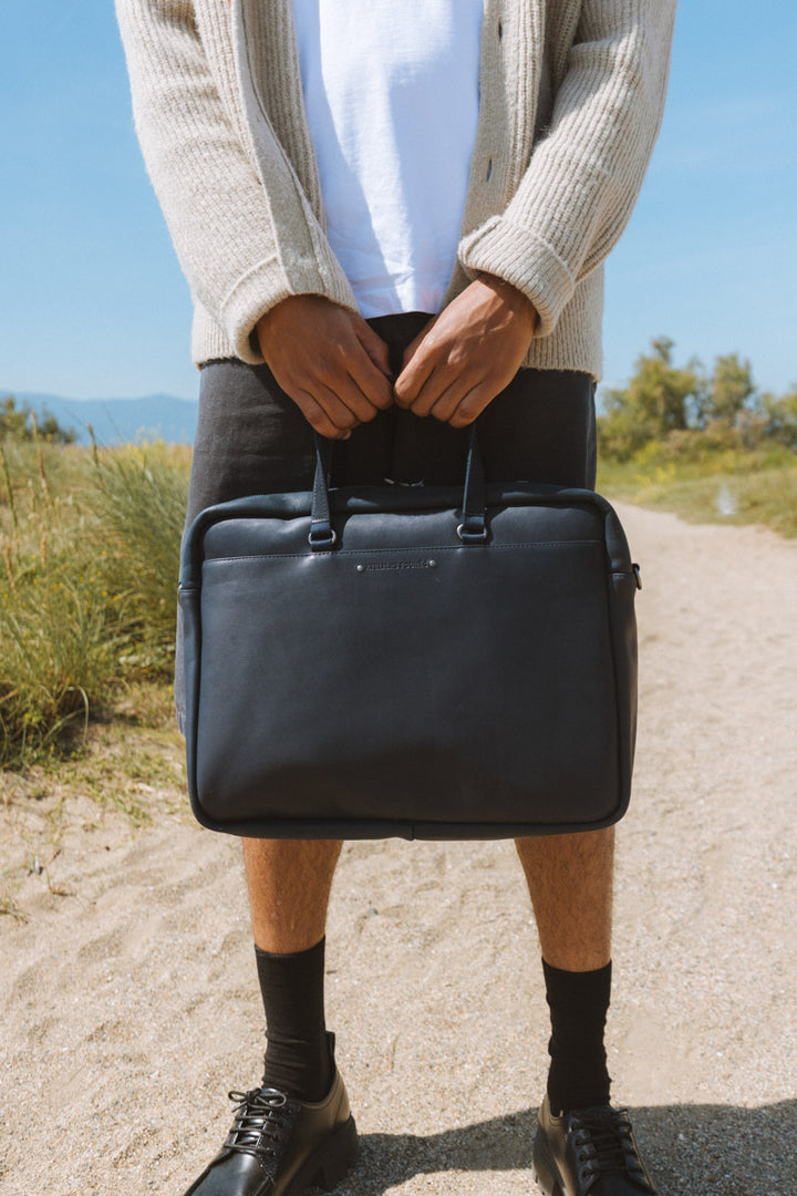 Sac de travail en cuir pleine fleur ITHAQUE coloris marine, porté n°1 – Ateliers Fourès