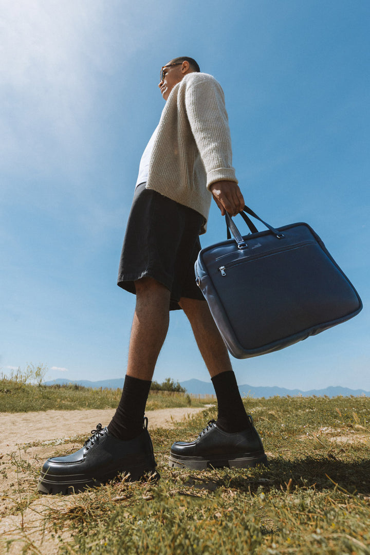 Sac de travail en cuir pleine fleur ITHAQUE coloris marine, porté n°2 – Ateliers Fourès