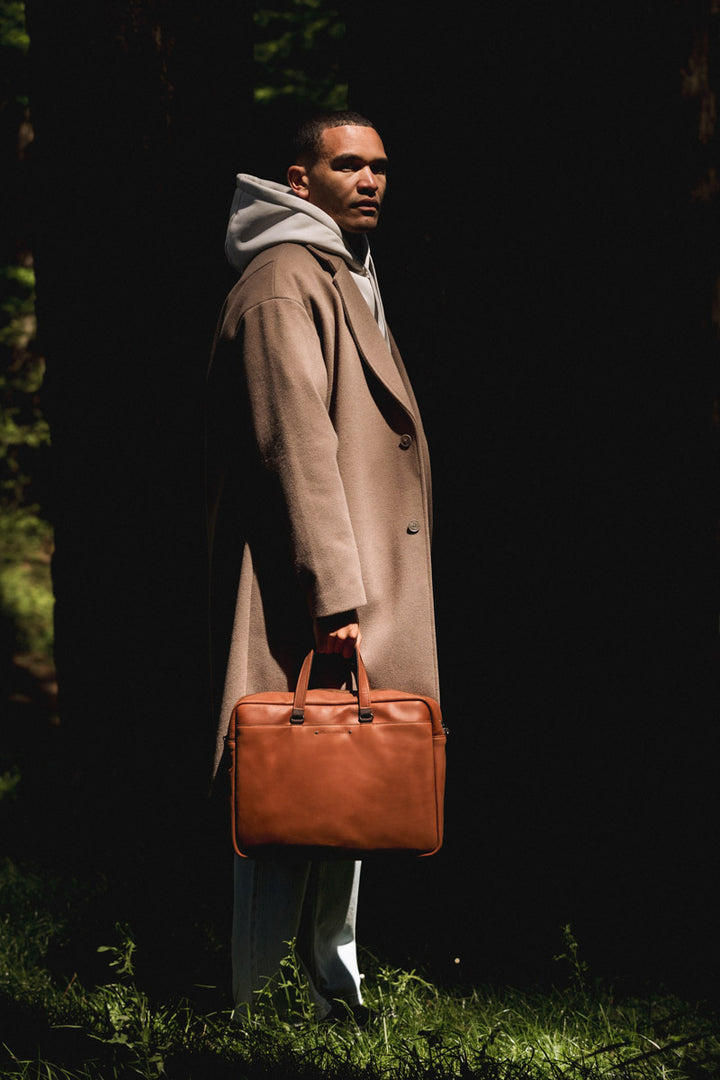 Sac de travail en cuir pleine fleur ITHAQUE coloris fauve, porté n°2 – Ateliers Fourès