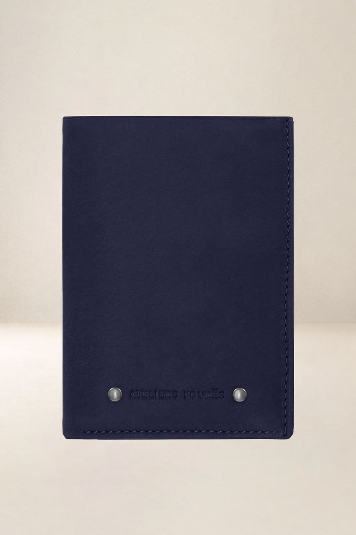 Portefeuille medium en cuir pleine fleur ACHILLE coloris marine, vue d’ensemble – Ateliers Fourès