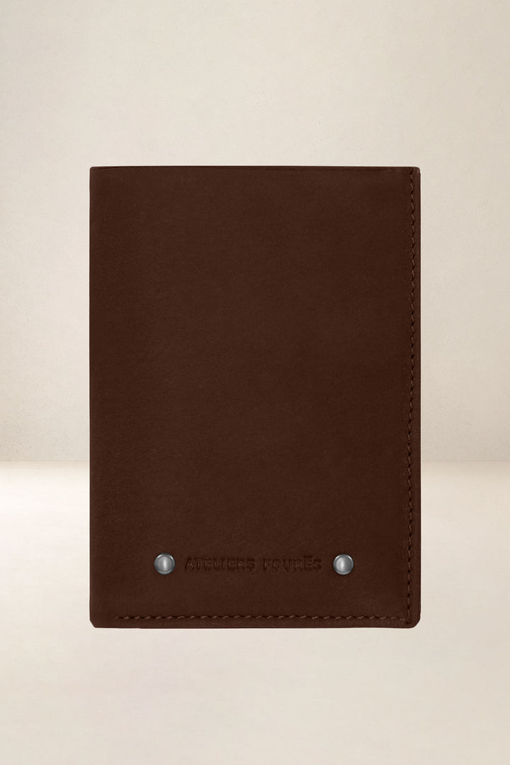 Portefeuille medium en cuir pleine fleur ACHILLE coloris cognac, vue d’ensemble – Ateliers Fourès