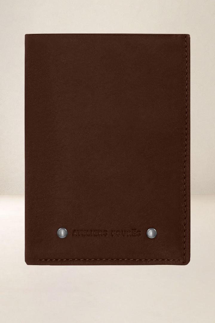 Portefeuille medium en cuir pleine fleur ACHILLE coloris cognac, vue de face – Ateliers Fourès