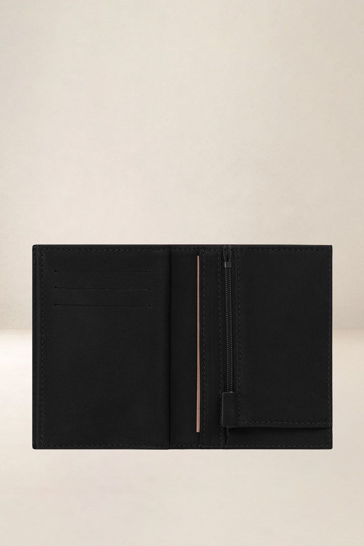 Portefeuille medium en cuir pleine fleur ACHILLE coloris noir, vue intérieure n°1 – Ateliers Fourès