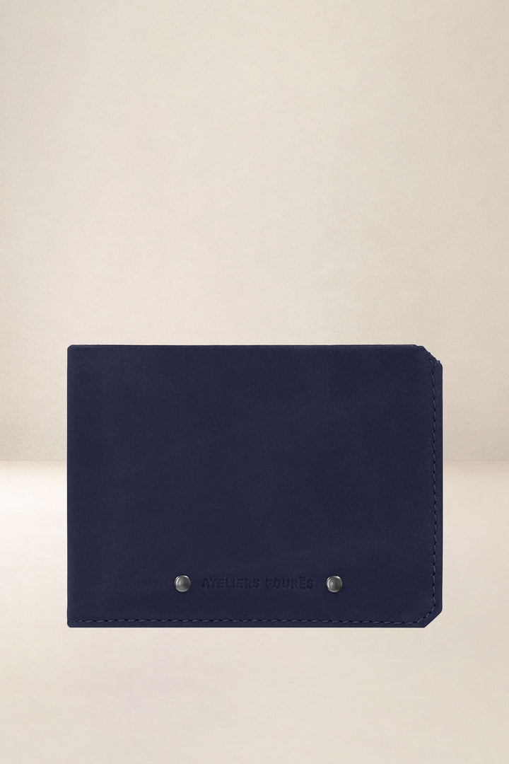 Portefeuille medium en cuir pleine fleur ULYSSE coloris marine, vue d’ensemble – Ateliers Fourès