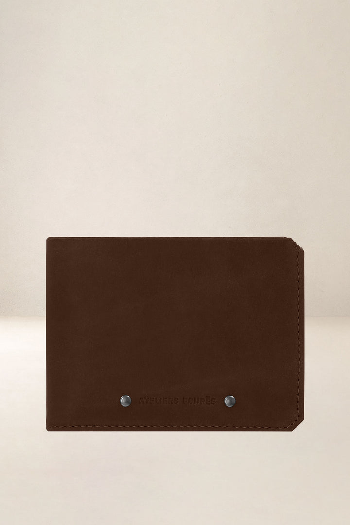 Portefeuille medium en cuir pleine fleur ULYSSE coloris cognac, vue d’ensemble – Ateliers Fourès