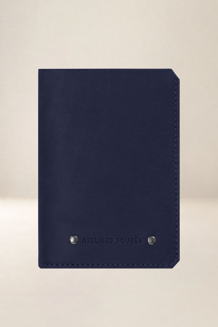 Portefeuille medium en cuir pleine fleur ACHILLE coloris marine, vue d’ensemble – Ateliers Fourès