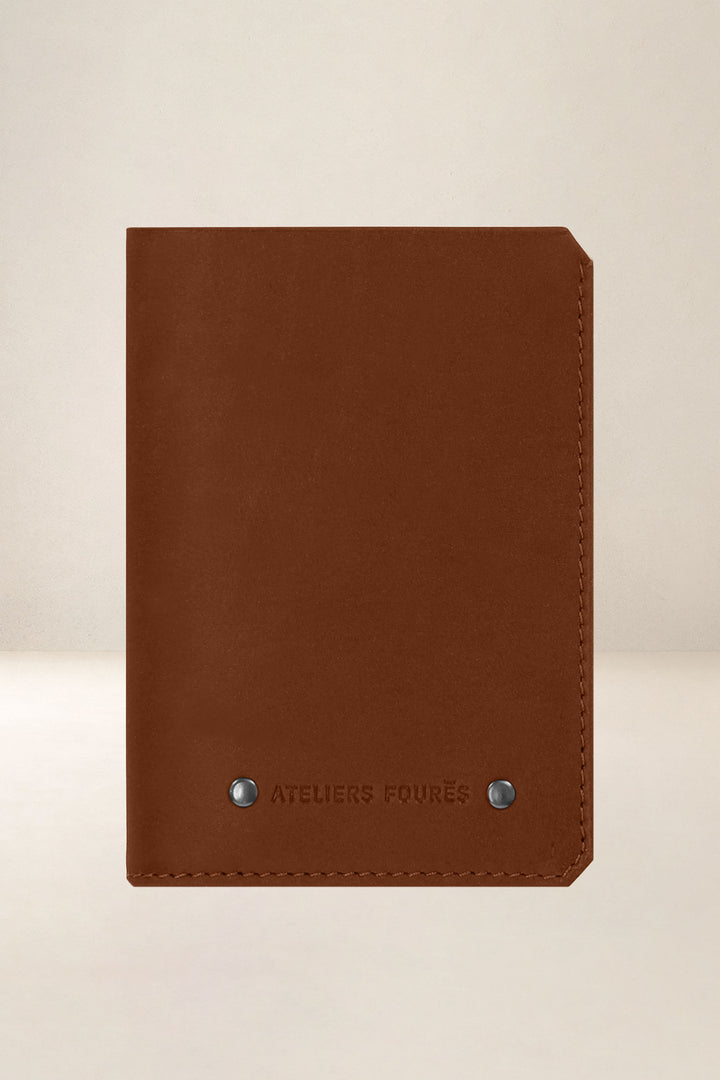 Portefeuille medium en cuir pleine fleur ACHILLE coloris fauve, vue d’ensemble – Ateliers Fourès
