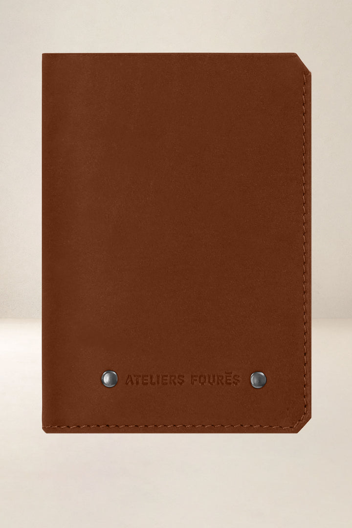 Portefeuille medium en cuir pleine fleur ACHILLE coloris fauve, vue de face – Ateliers Fourès